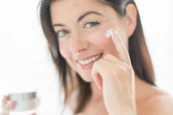 冬季脸上过敏发红怎么办