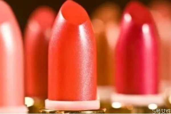 嘴巴厚涂口红好油腻怎么办？口红太油了怎么处理