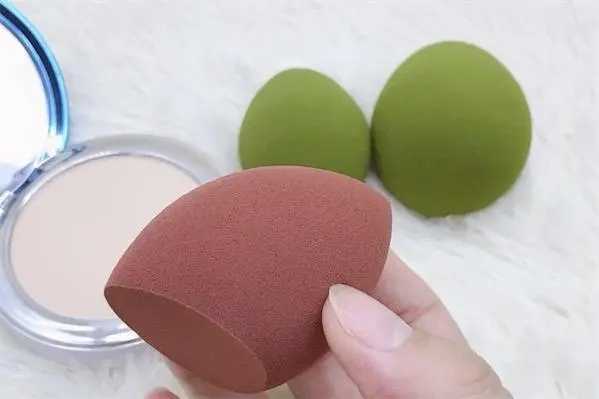 dw粉底用美妆蛋上妆需要打湿吗