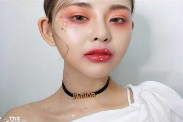 化妆时脸上贴的一层皮是什么？