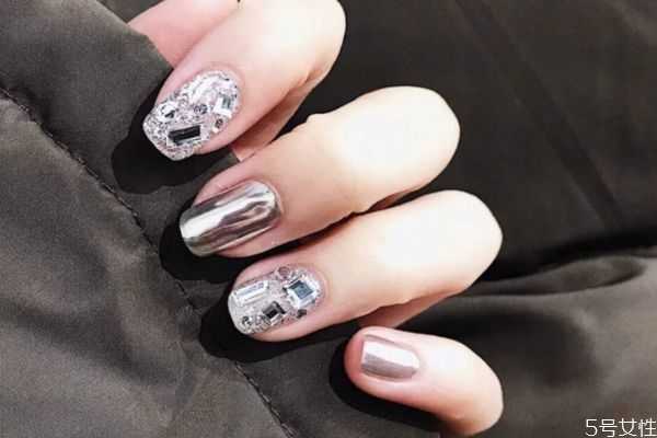 指甲油需要用灯烤吗 指甲油需要用灯烤吗