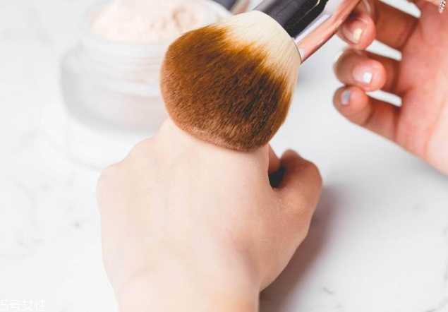 夏天用什么不容易脱妆