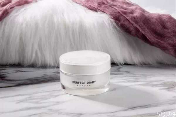 素颜霜和粉底哪个伤皮肤？素颜霜和粉底的区别