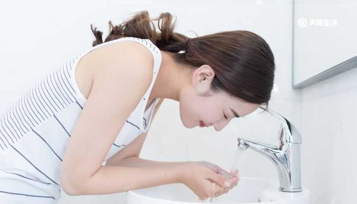 化妆水是爽肤水吗 化妆水是爽肤水吗