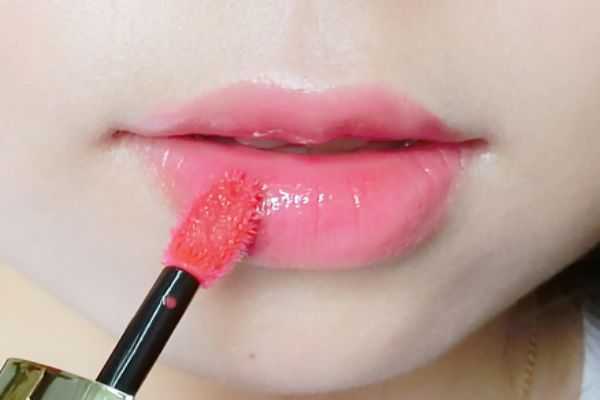 唇釉怎么涂才能均匀？唇釉怎么用不干和黏