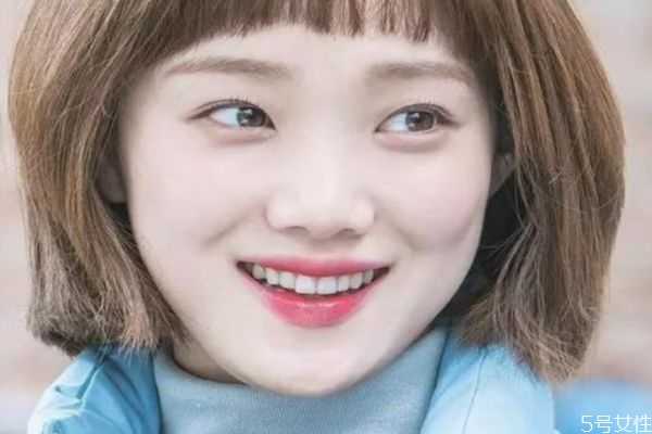 女生涂口红接吻不尴尬吗?女生涂口红接吻怎么办 女生涂口红接吻不尴尬吗?女生涂口红接吻怎么办