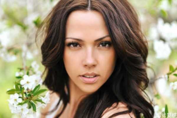 矿泉水喷脸对皮肤有什么用?矿泉水对肌肤的保养有好处么 矿泉水喷脸对皮肤有什么用?矿泉水对肌肤的保养有好处么