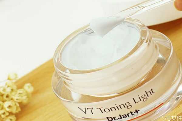 素颜霜是素颜时候用的吗？用了面霜能用素颜霜吗