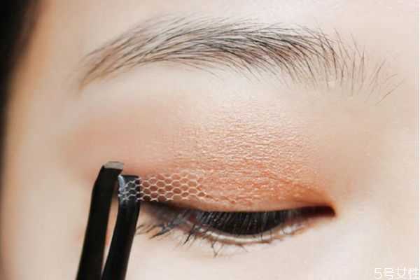 双眼皮贴能贴着睡觉吗?双眼皮贴用什么卸掉 双眼皮贴能贴着睡觉吗?双眼皮贴用什么卸掉