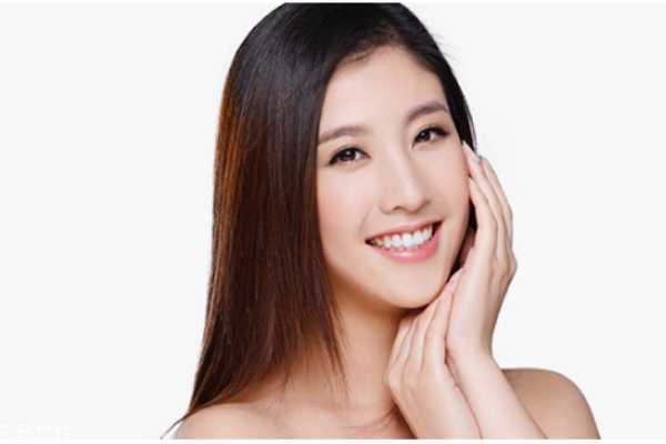 美白精华液晚上用吗