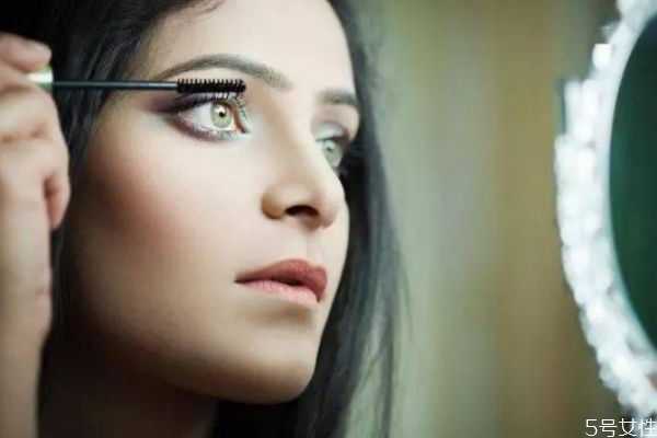 种的睫毛可以刷睫毛膏吗