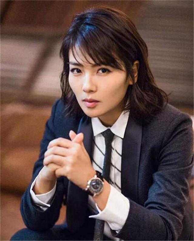 女人过了40岁，别急着剪短发！试试这4款烫发，女儿都夸年轻时髦