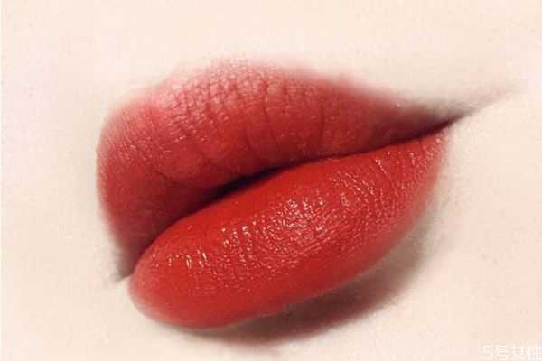 夏天用唇釉还是口红好?夏天唇釉怎么存放 夏天用唇釉还是口红好?夏天唇釉怎么存放