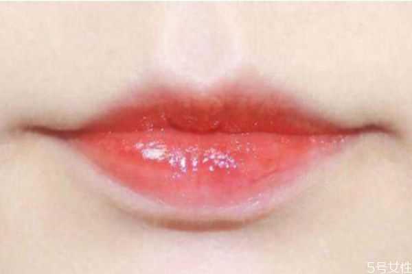 涂了唇釉为什么不能抿嘴？唇釉的错误使用方法
