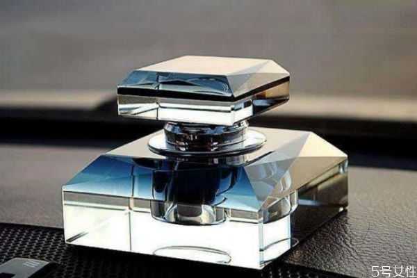 香水放在高温车里会有影响吗?车里面到底要不要放香水 香水放在高温车里会有影响吗?车里面到底要不要放香水