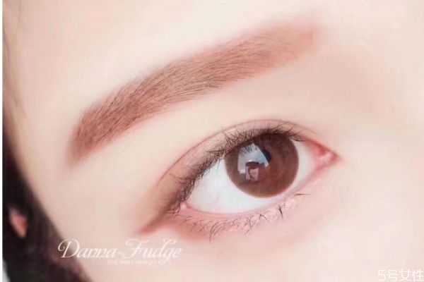 戴美瞳老是眨眼怎么办