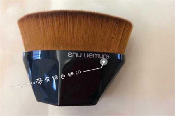 植村秀55号粉底刷真假对比方法 植村秀粉底刷是什么毛