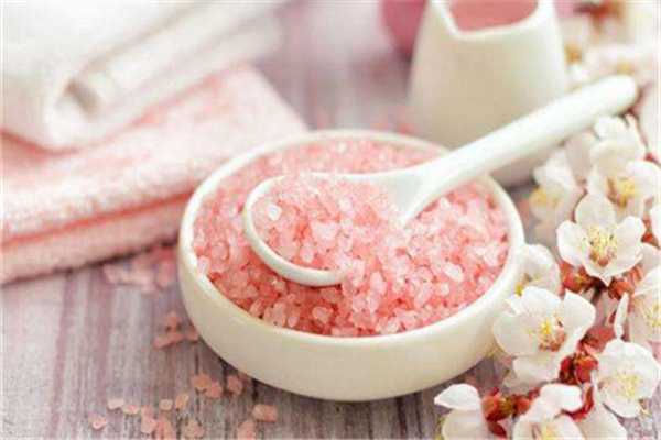 浴盐怎么用在浴缸里?浴盐一次放多少 浴盐怎么用在浴缸里?浴盐一次放多少