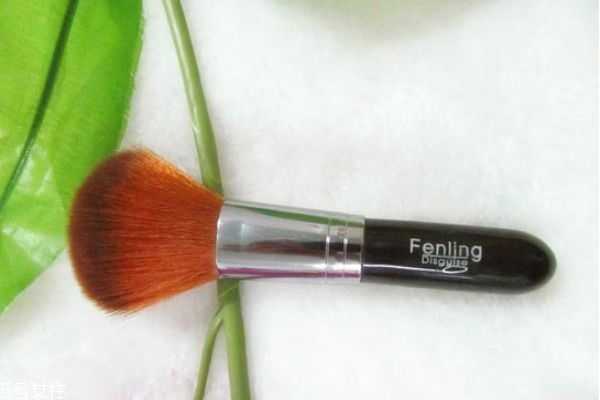 粉底刷使用前沾水吗？粉底刷的正确使用方法