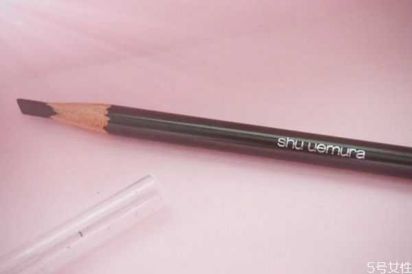 眉笔使用时为什么要削成扁的？发潮了怎么办？