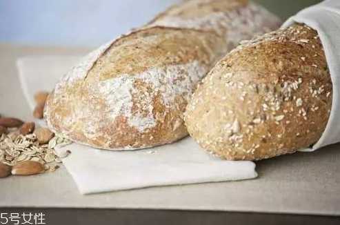 一次性洗脸巾好还是毛巾好