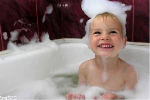 冬天每天洗澡的坏处 冬天每天洗澡的坏处