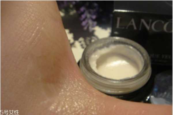 雅诗兰黛小棕瓶眼霜和兰蔻小黑瓶眼霜哪个好 告别熊猫眼