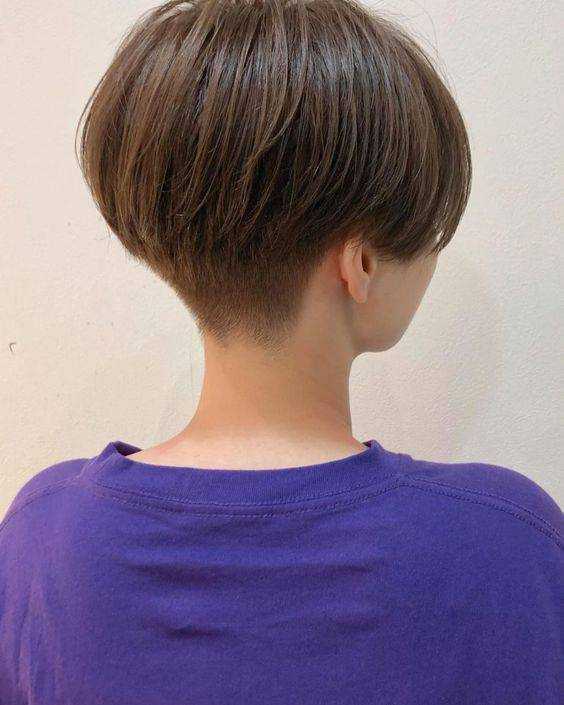 夏季女士短发这样剪，后脖推起来真时尚，看着很心动 