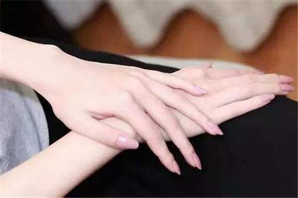 冬天手干燥粗糙蜕皮怎么办