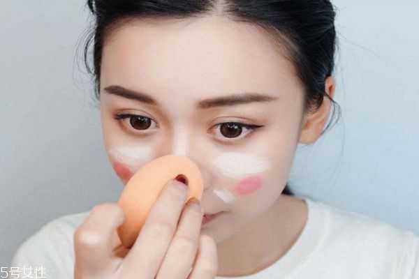 粉扑使用之前需要打湿吗？使用粉扑需要注意什么