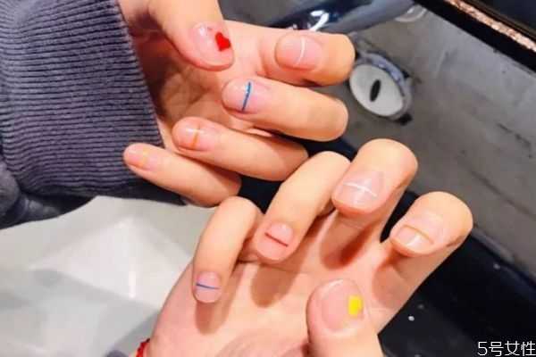 透明指甲油可以当封层吗 透明指甲油可以当封层吗