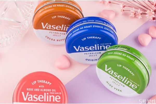 凡士林润唇膏干裂能涂吗?凡士林润唇膏用什么涂 凡士林润唇膏干裂能涂吗?凡士林润唇膏用什么涂