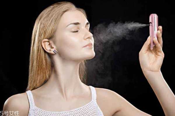 夏天怎么用保湿喷雾 3个用法为肌肤吹空调