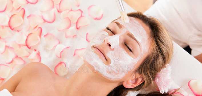 /女生躺着做面膜