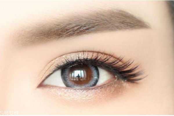 先贴双眼皮还是先画眼影？双眼皮贴和眼影的使用顺序