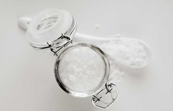 用盐水洗脸有什么效果?用盐水洗脸可以美白吗 用盐水洗脸有什么效果?用盐水洗脸可以美白吗