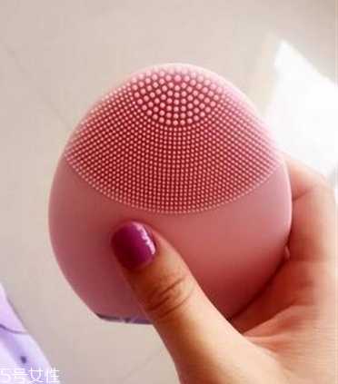 露娜洁面仪是充电的吗 是需要充电