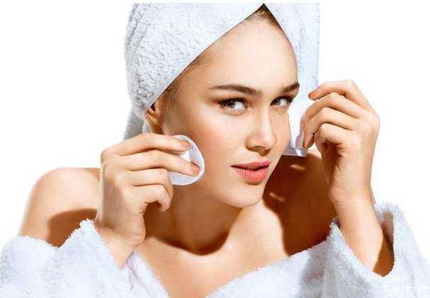 卸妆水进眼睛眼睛会瞎吗？卸妆水进眼睛会有危险吗