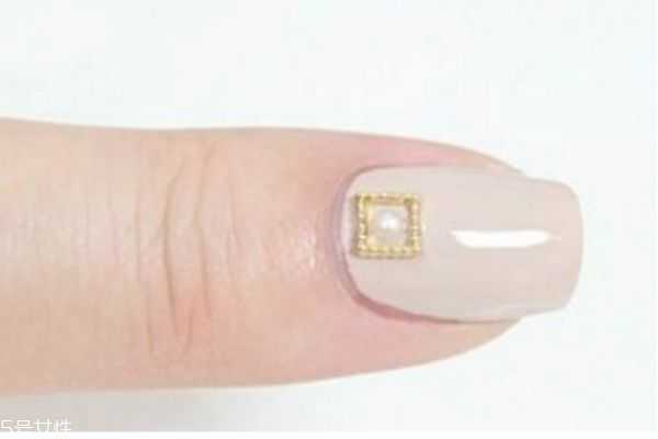 酒红色美甲怎么做 教你磨砂美甲怎么做