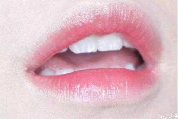 涂了唇釉为什么不能抿嘴？唇釉的错误使用方法