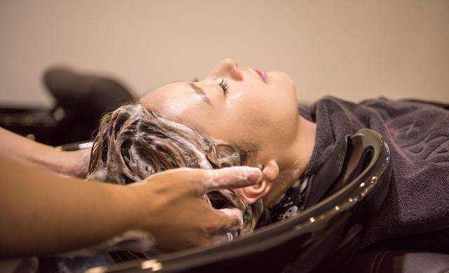 头发经常爱出油，还有头皮屑该怎么办？