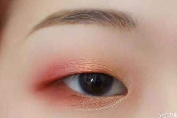 肿眼皮适合哑光吗？肿眼泡的眼妆误区