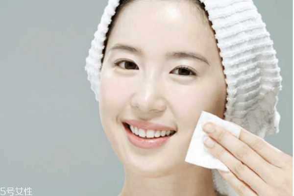 质地黏稠的化妆水补水效果更好吗