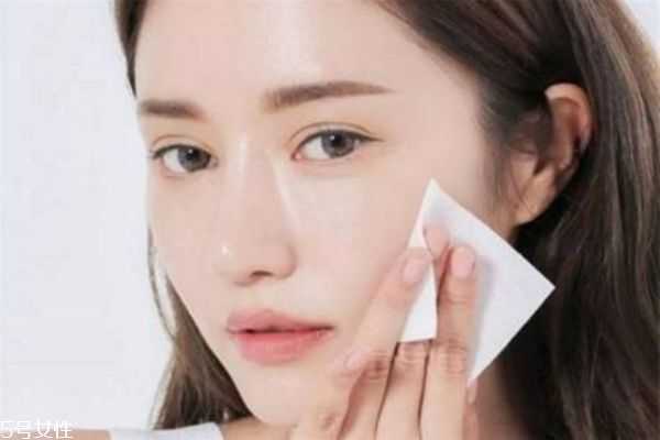 不用水直接用精华液可以吗