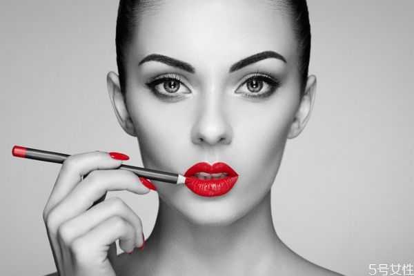 嘴唇里面一圈涂不上怎么办？下嘴唇内侧涂不上口红