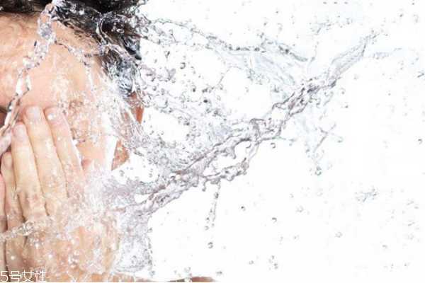 爽肤水先用还是乳液