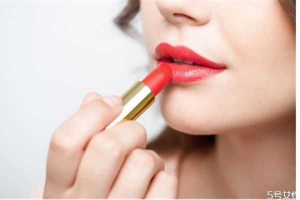 脸上长痘痘可以化妆吗？经常化妆长痘痘怎么办