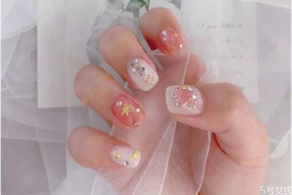 秋冬美甲选什么颜色？美甲选颜色有什么技巧