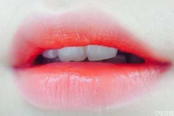 新口红都有一层蜡吗?新口红上的蜡怎么去除 新口红都有一层蜡吗?新口红上的蜡怎么去除