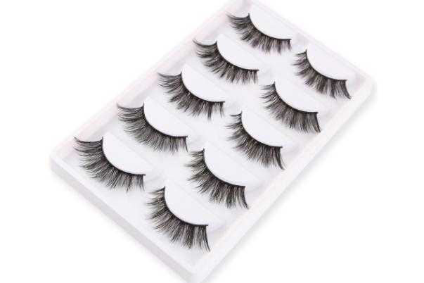 戴假睫毛对眼睛有害吗